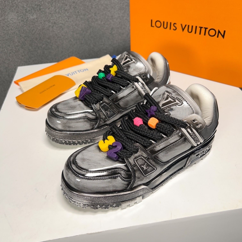 l**is V*t*n sneakers